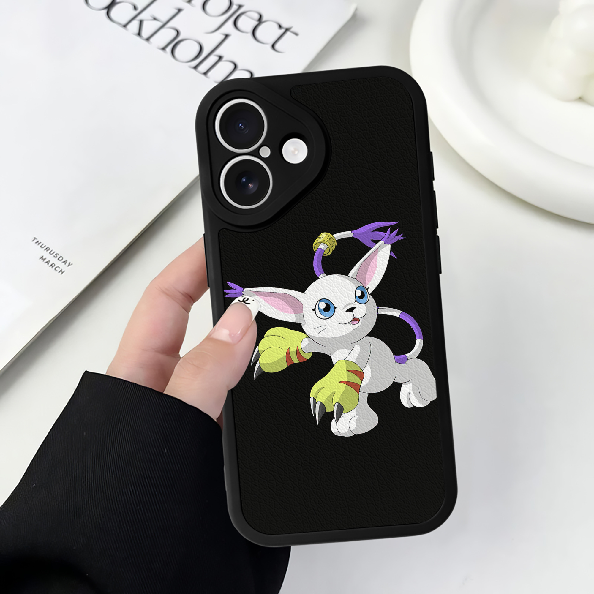 （画像用） Digimon デジタルモンスター/デジモン 【iPhone 16シリーズ対応】シリコンスマホケース（レザー調） 材質：シリコン